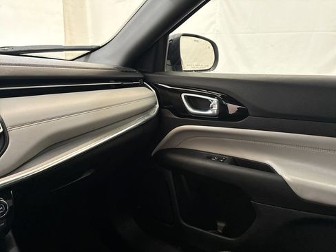 Used 2023 Jeep Compass Limited image 30