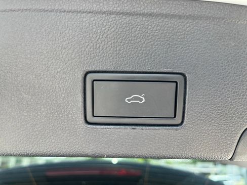Certified 2024 Volkswagen Atlas Cross Sport SE FWD image 31