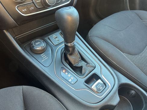 Used 2020 Jeep Cherokee Latitude image 32