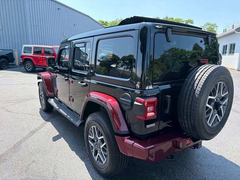 Used 2025 Jeep Wrangler Unlimited Sahara AWD/4WD image 5
