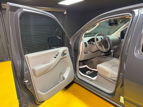 Used 2010 Nissan Frontier SE image 27