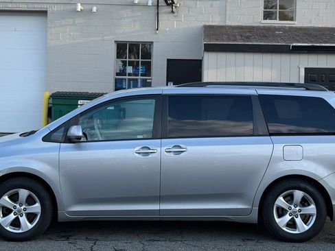 Used 2011 Toyota Sienna LE w/ Towing Pkg FWD image 8