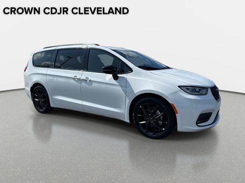 Used 2025 Chrysler Pacifica Limited FWD image 2