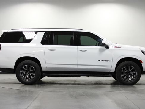 Used 2023 Chevrolet Suburban Z71 w/ Luxury Package image 3