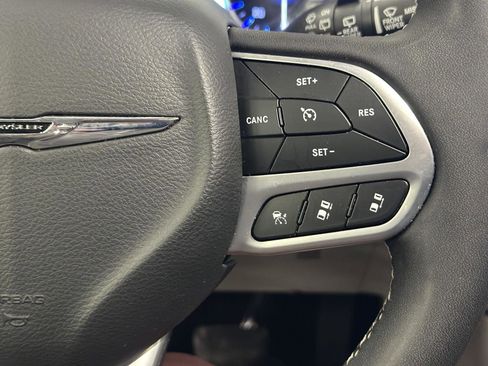 Used 2022 Chrysler Pacifica Limited image 32