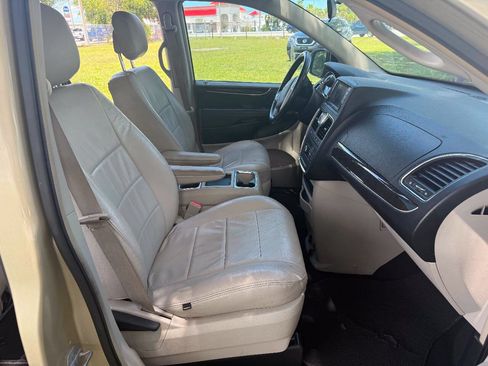 Used 2011 Chrysler Town & Country Touring FWD image 10