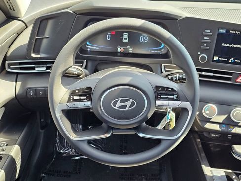 Used 2025 Hyundai Elantra SE FWD image 17