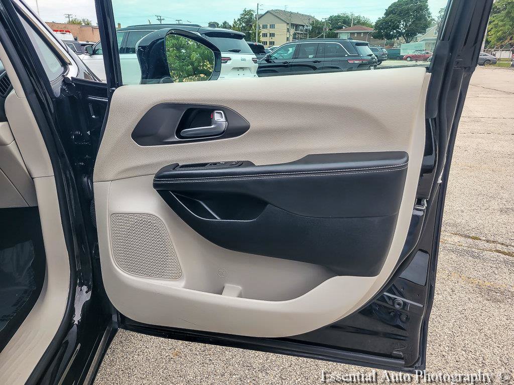 Used 2024 Chrysler Pacifica Touring-L FWD image 27