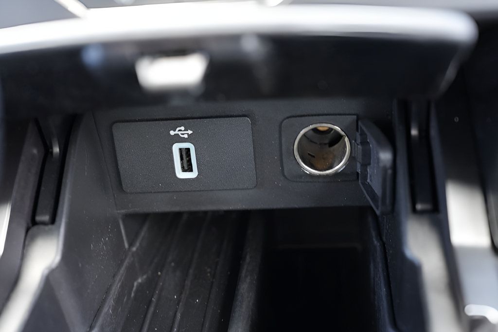 Used 2018 Ford Explorer XLT w/ Equipment Group 202A AWD/4WD image 34