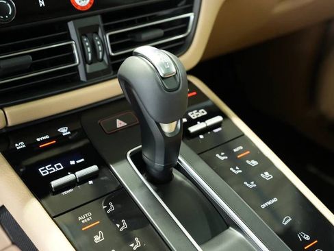 Certified 2025 Porsche Macan AWD/4WD image 24