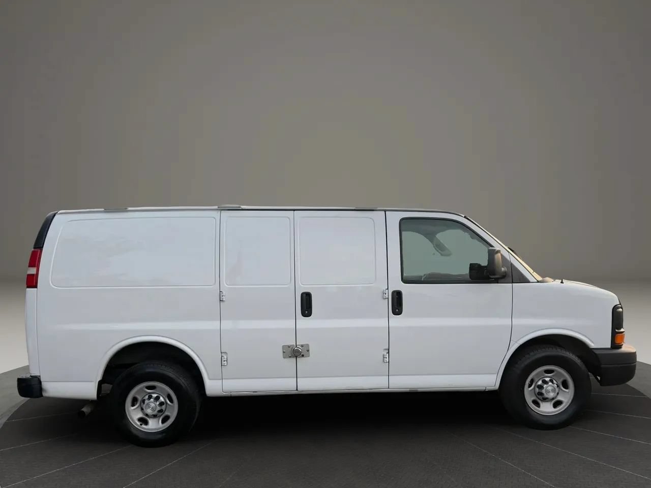 Used 2016 Chevrolet Express 2500 RWD image 2