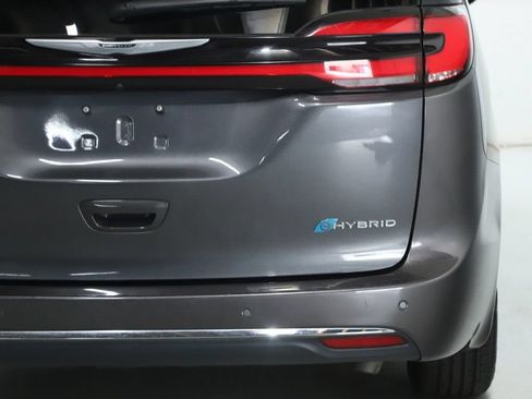 Used 2023 Chrysler Pacifica Touring-L FWD image 43