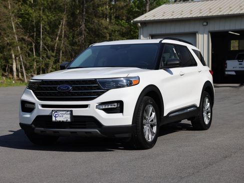 Certified 2024 Ford Explorer XLT w/ Equipment Group 202A AWD/4WD image 1