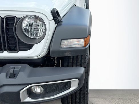 Used 2025 Jeep Gladiator Sport AWD/4WD image 10