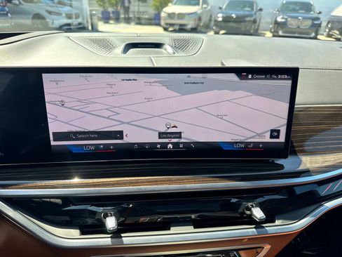 Used 2025 BMW X7 M60i image 29