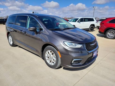 Used 2023 Chrysler Pacifica Touring-L FWD image 7