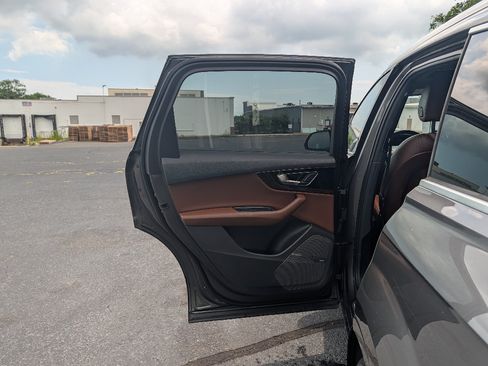 Used 2018 Audi Q7 3.0T Premium Plus w/ Premium Plus Package AWD/4WD image 11