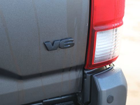 Used 2019 Toyota Tacoma TRD Sport w/ Technology Package image 9