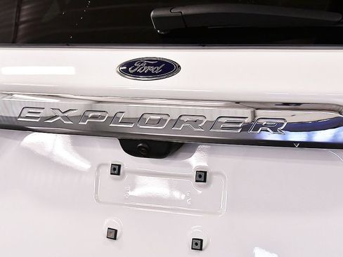 Used 2024 Ford Explorer XLT w/ Equipment Group 202A AWD/4WD image 11
