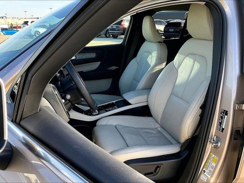 Used 2023 Volvo XC40 B4 Plus w/ Protection Package Premier image 33