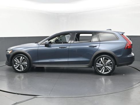 Used 2023 Volvo V60 B5 Cross Country Plus w/ Climate Package AWD/4WD image 8