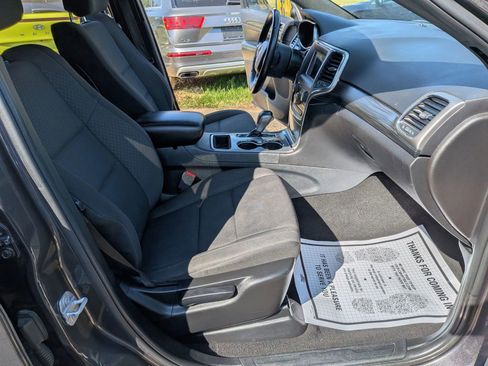 Used 2019 Jeep Grand Cherokee Laredo AWD/4WD image 36