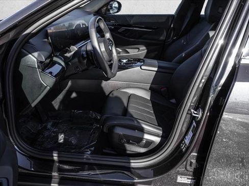 Used 2024 BMW 530i xDrive w/ Premium Package image 12