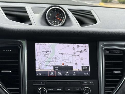 Used 2018 Porsche Macan image 10