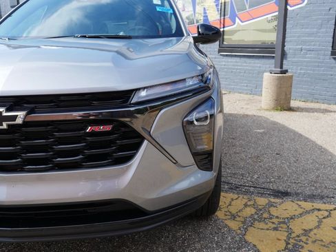 Used 2024 Chevrolet Trax RS w/ Driver Confidence Package FWD image 3