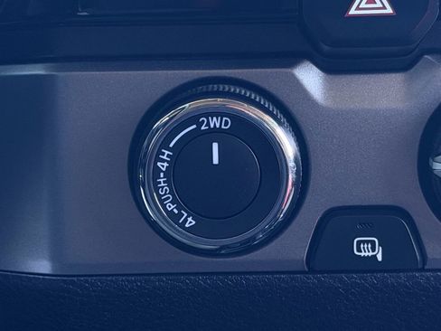 Used 2017 Toyota Tacoma SR5 AWD/4WD image 25