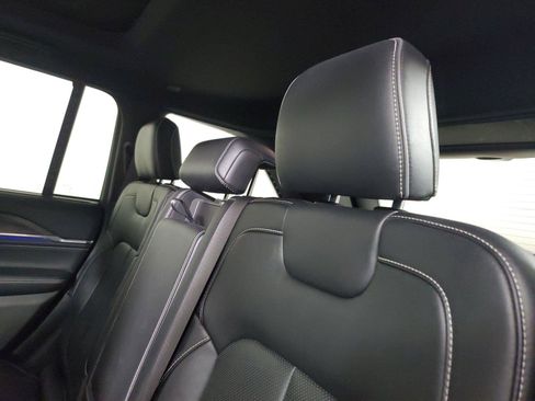 Used 2022 Jeep Grand Cherokee Overland w/ Luxury Tech Group IV AWD/4WD image 13