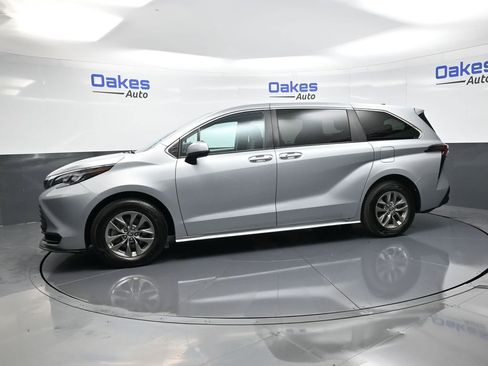 Used 2024 Toyota Sienna LE image 5