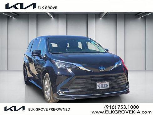 Used 2022 Toyota Sienna XLE AWD/4WD image 1