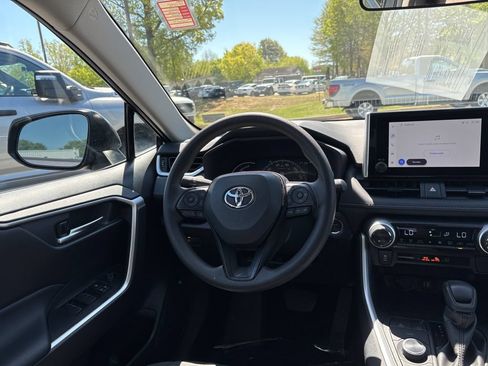 Used 2025 Toyota RAV4 XLE AWD/4WD image 9