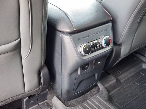 Used 2025 Ford Explorer Active w/ Active Comfort Package RWD image 35