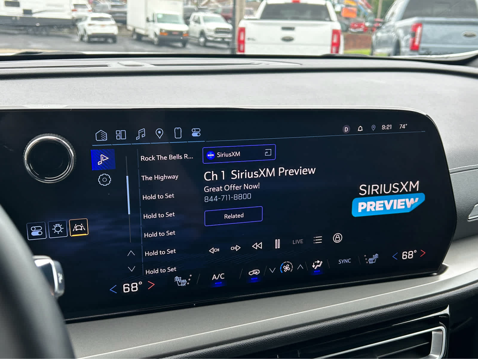 Used 2025 Chevrolet Traverse LT FWD image 29