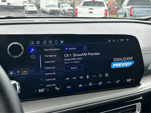 Used 2025 Chevrolet Traverse LT image 29