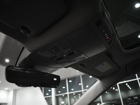 Used 2025 Volkswagen Jetta SE w/ Sunroof Package image 31