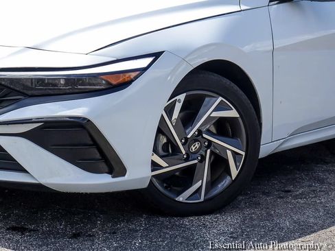 Used 2025 Hyundai Elantra Limited FWD image 5