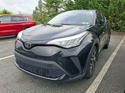 Used 2021 Toyota C-HR XLE FWD image 3