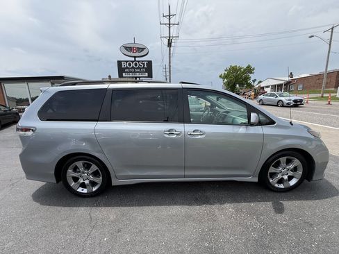 Used 2014 Toyota Sienna SE FWD image 8