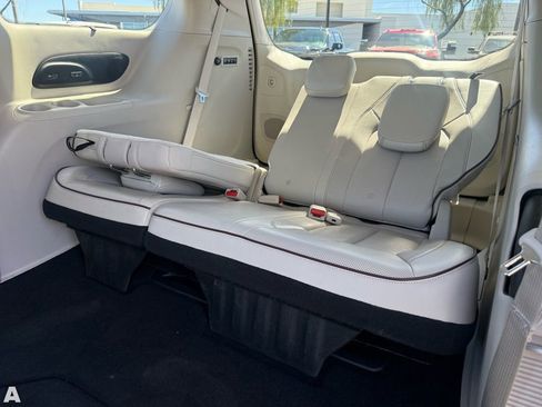 Used 2017 Chrysler Pacifica Limited image 27