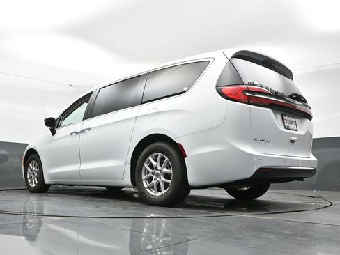 Used 2024 Chrysler Pacifica Touring-L FWD image 49