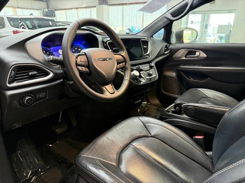Used 2020 Chrysler Pacifica Touring-L Plus w/ S Appearance Package FWD image 18