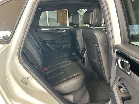 Used 2022 Porsche Macan AWD/4WD image 25