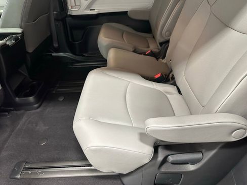 Used 2025 Toyota Sienna XLE image 48