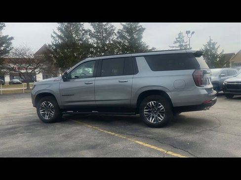 Used 2025 Chevrolet Suburban Z71 image 9