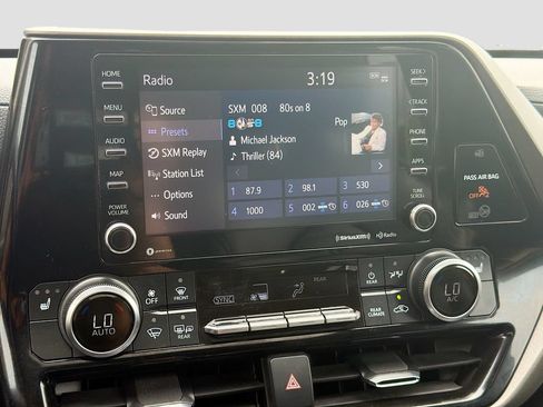 Used 2022 Toyota Highlander XLE AWD/4WD image 33