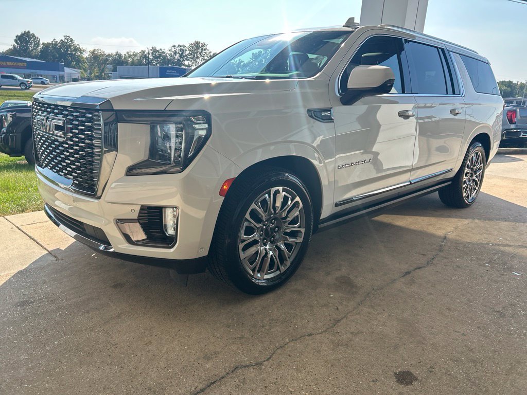 Used 2024 GMC Yukon XL Denali Ultimate AWD/4WD image 4