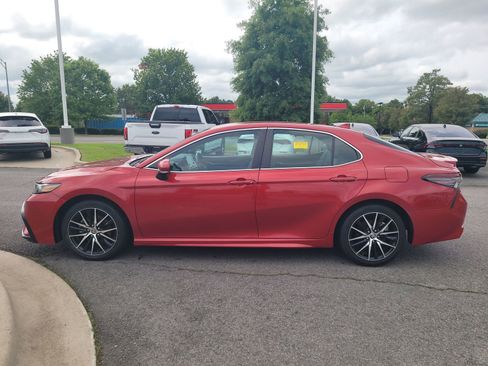 Used 2024 Toyota Camry SE FWD image 6